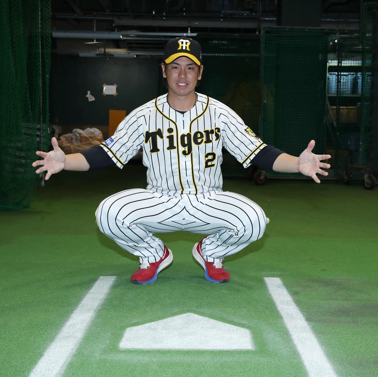 FAせず阪神残留を決めた梅野はホームベースの後ろでポーズ（代表撮影）