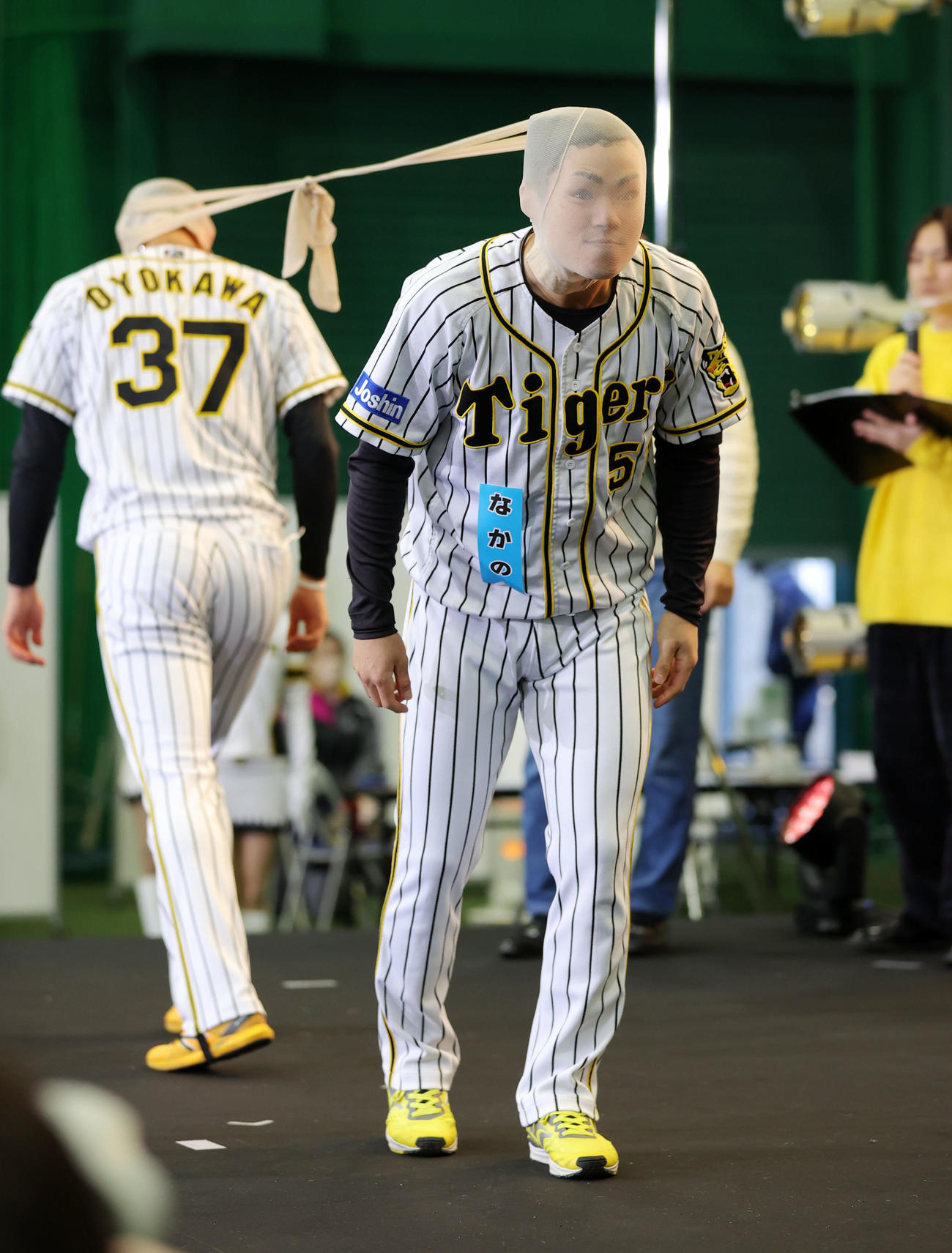 中野は及川（左）とストッキングを引っ張り合う（撮影・前田充）
