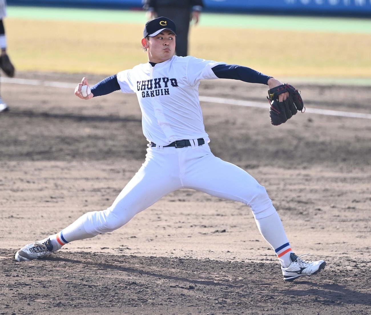 練習試合で好投する中京学院大・赤塚（撮影・上田博志）