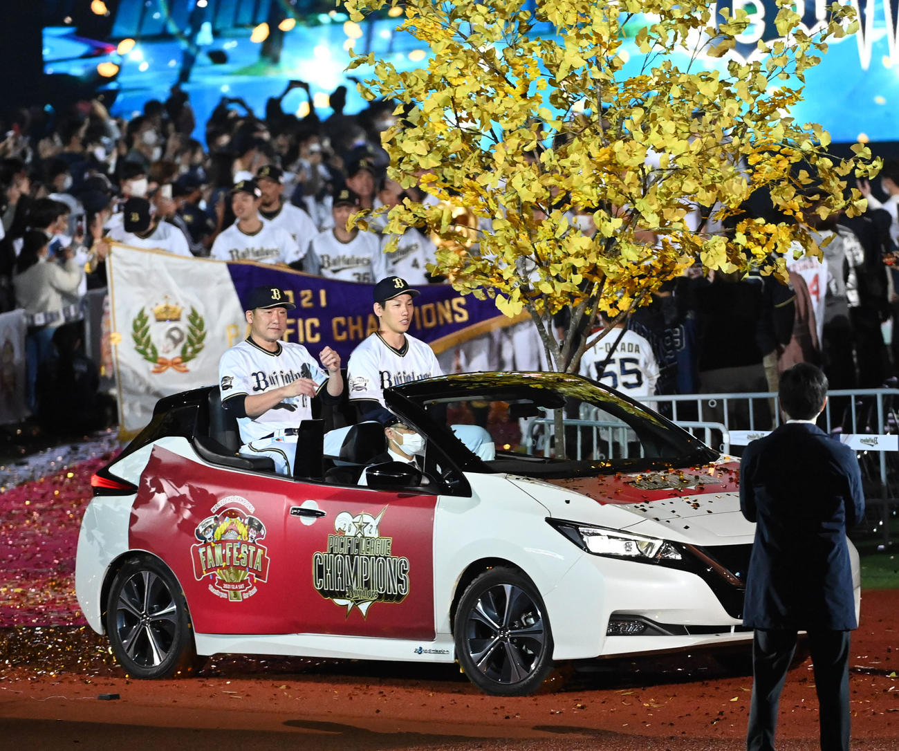 Bs Fan－Festa2021でオープンカーの中嶋監督（左）、吉田正を先頭に入場するオリックスナイン（撮影・前岡正明）