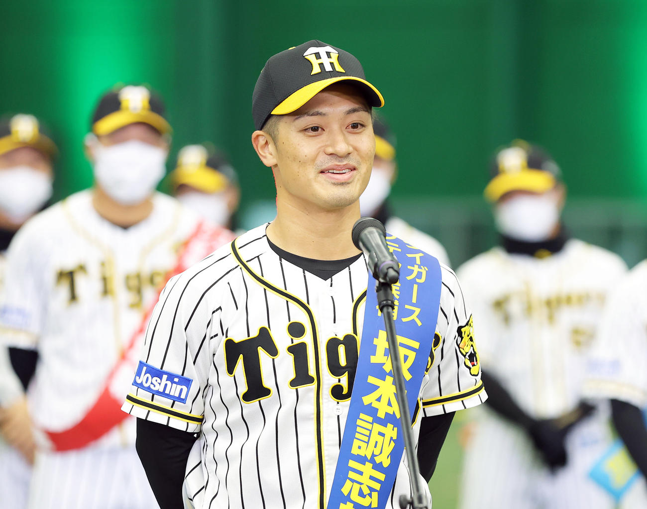 ファン感謝デーで選手間投票により新キャプテンに選ばれ、あいさつする阪神坂本（撮影・前田充）