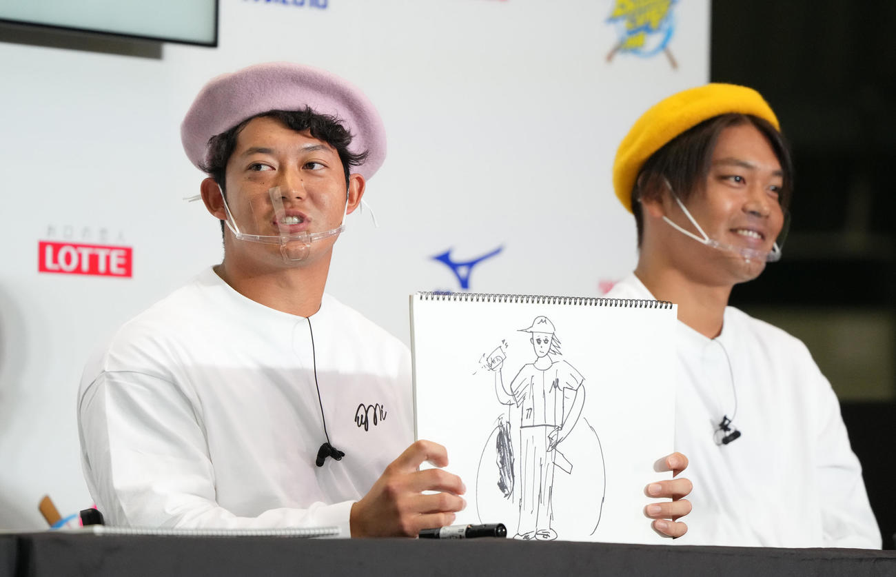 お絵描き対決で佐々木千（右）の絵を描いたロッテ佐藤都（撮影・鈴木みどり）