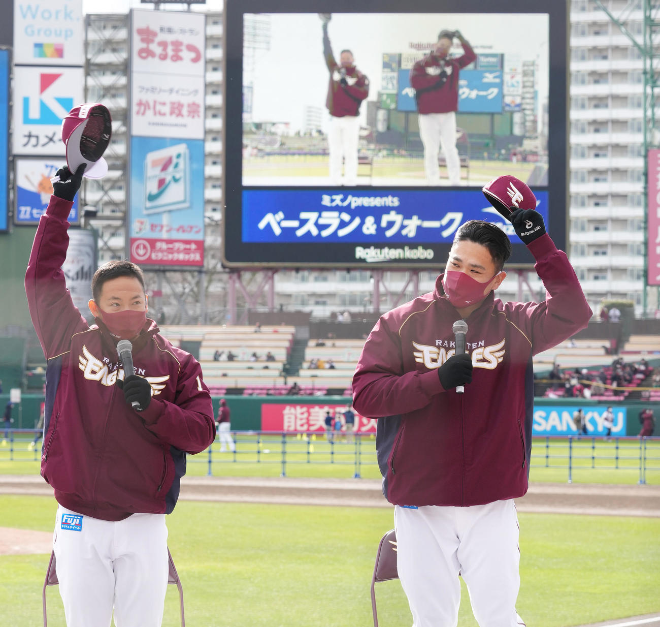 ファン感謝祭でトークショーに参加し、会場を沸かせる楽天田中将大。左は松井（撮影・菅敏）