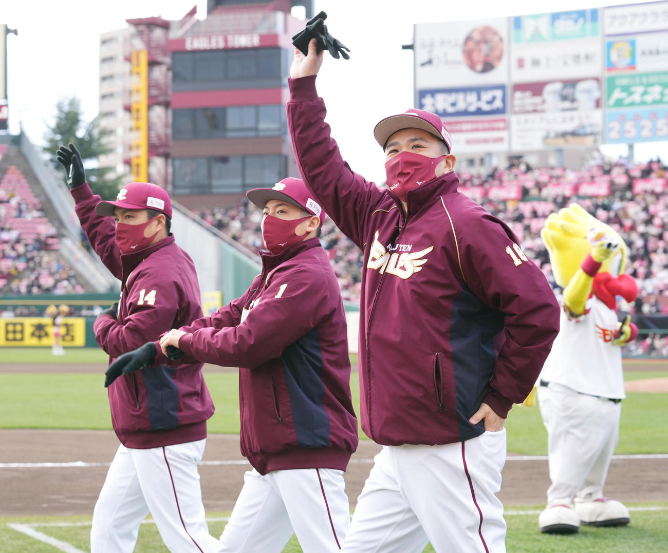 ファン感謝祭でスタンドに手を振る楽天田中将。左は則本昂、中央は松井裕（撮影・菅敏）