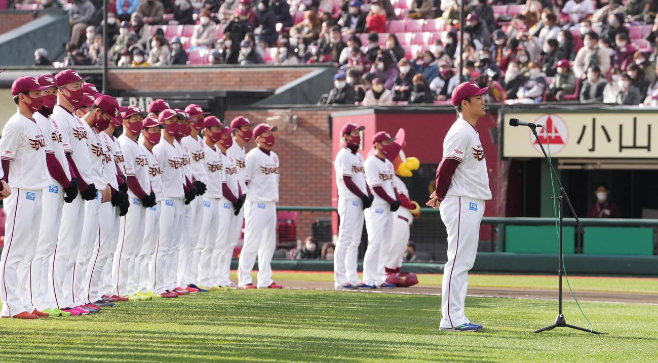 ファン感謝祭であいさつする楽天則本昂（右端）（撮影・菅敏）