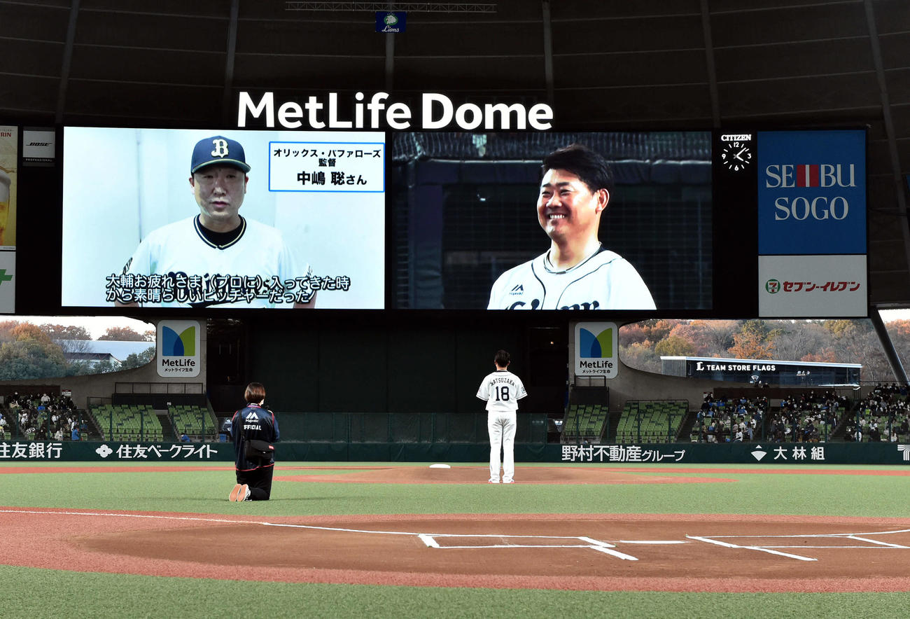 引退セレモニーでオリックス中嶋監督からのビデオメッセージを見つめる西武松坂（撮影・滝沢徹郎）