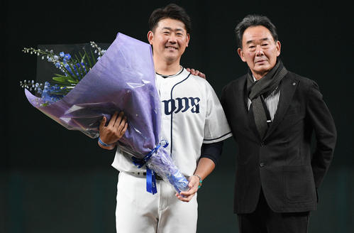 西武松坂（左）は引退セレモニーで東尾さんから花束を受け取り記念撮影する（撮影・滝沢徹郎）