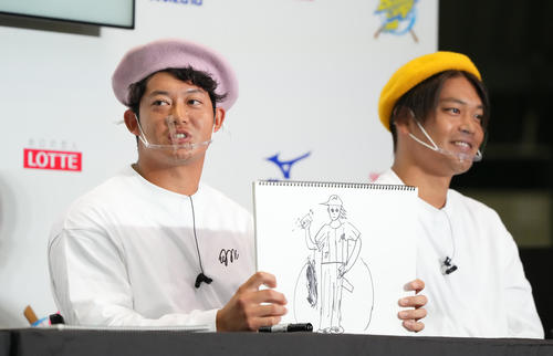 お絵描き対決で佐々木千（右）の絵を描いたロッテ佐藤都（撮影・鈴木みどり）