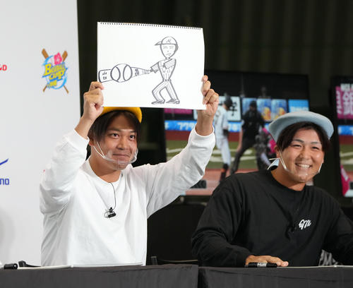 お絵描き対決で山口（右）の絵を描き優勝したロッテ佐々木千（撮影・鈴木みどり）