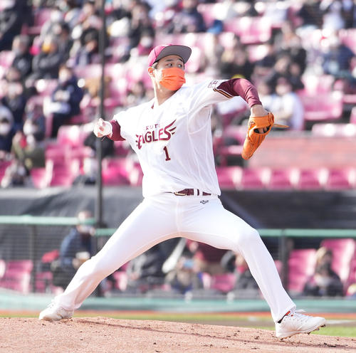 ファン感謝祭で投球するティモンディの高岸宏行（撮影・菅敏）