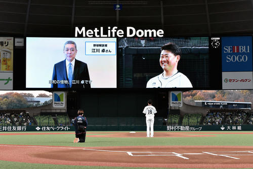 引退セレモニーで江川氏からのビデオメッセージを見つめる西武松坂（撮影・滝沢徹郎）