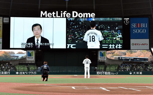 引退セレモニーで横浜高校時代の渡辺元智元監督からのビデオメッセージを見つめる西武松坂（撮影・滝沢徹郎）