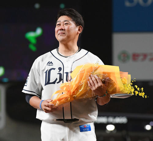 西武松坂は引退セレモニーでサプライズ登場したイチロー氏から花束を受け取り男泣きする（撮影・滝沢徹郎）