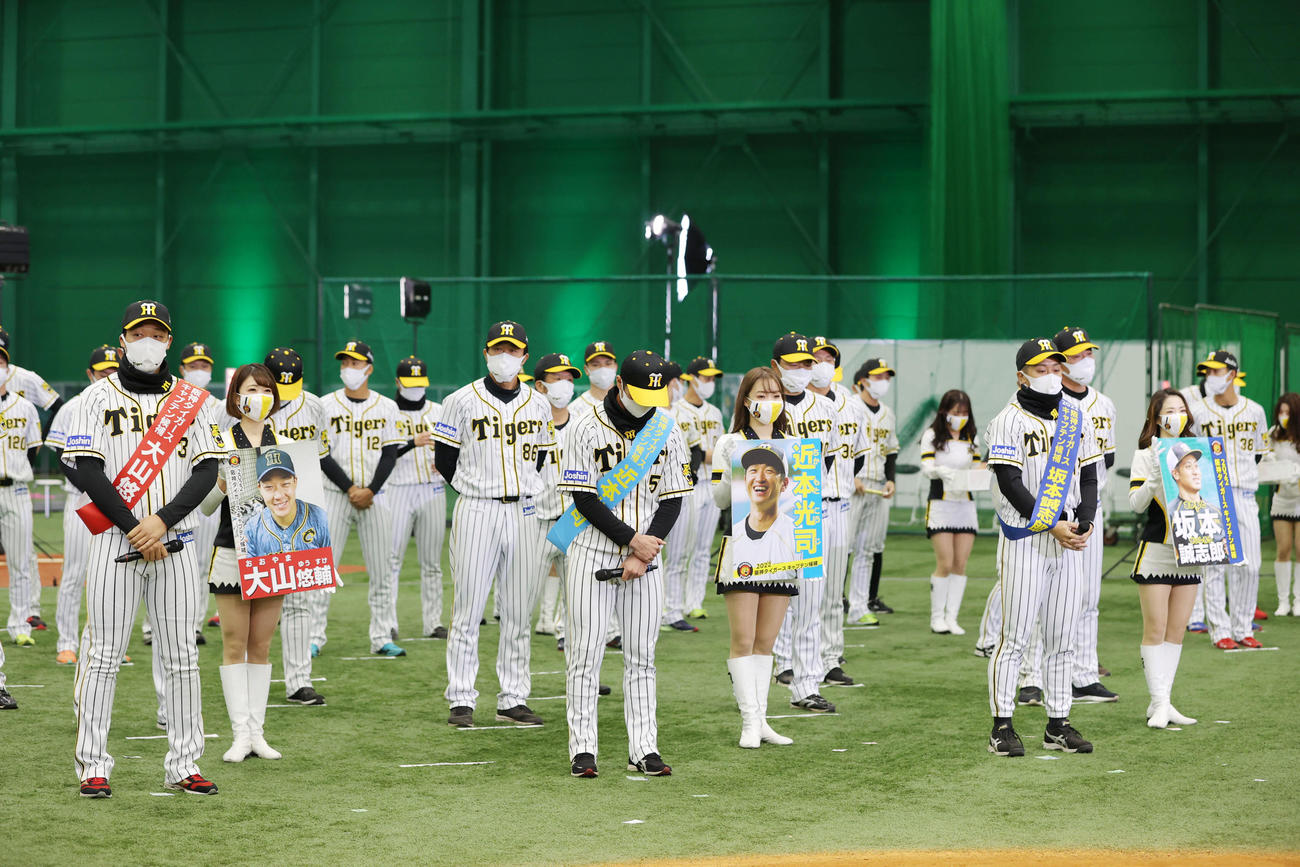 ファン感謝デーで事前の選手間投票によりキャプテンの最終候補として選ばれた左から、大山、近本、坂本（撮影・前田充）