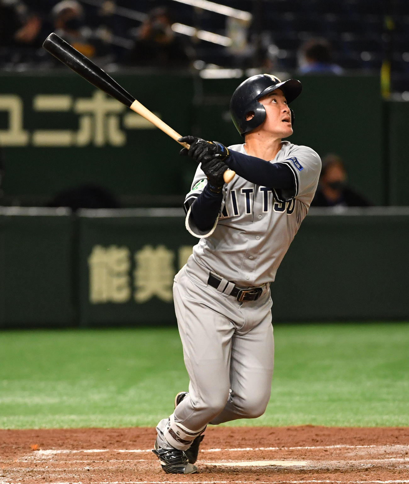 ENEOS対日本通運　4回裏日本通運1死、稲垣は右越えに本塁打を放つ（撮影・柴田隆二）