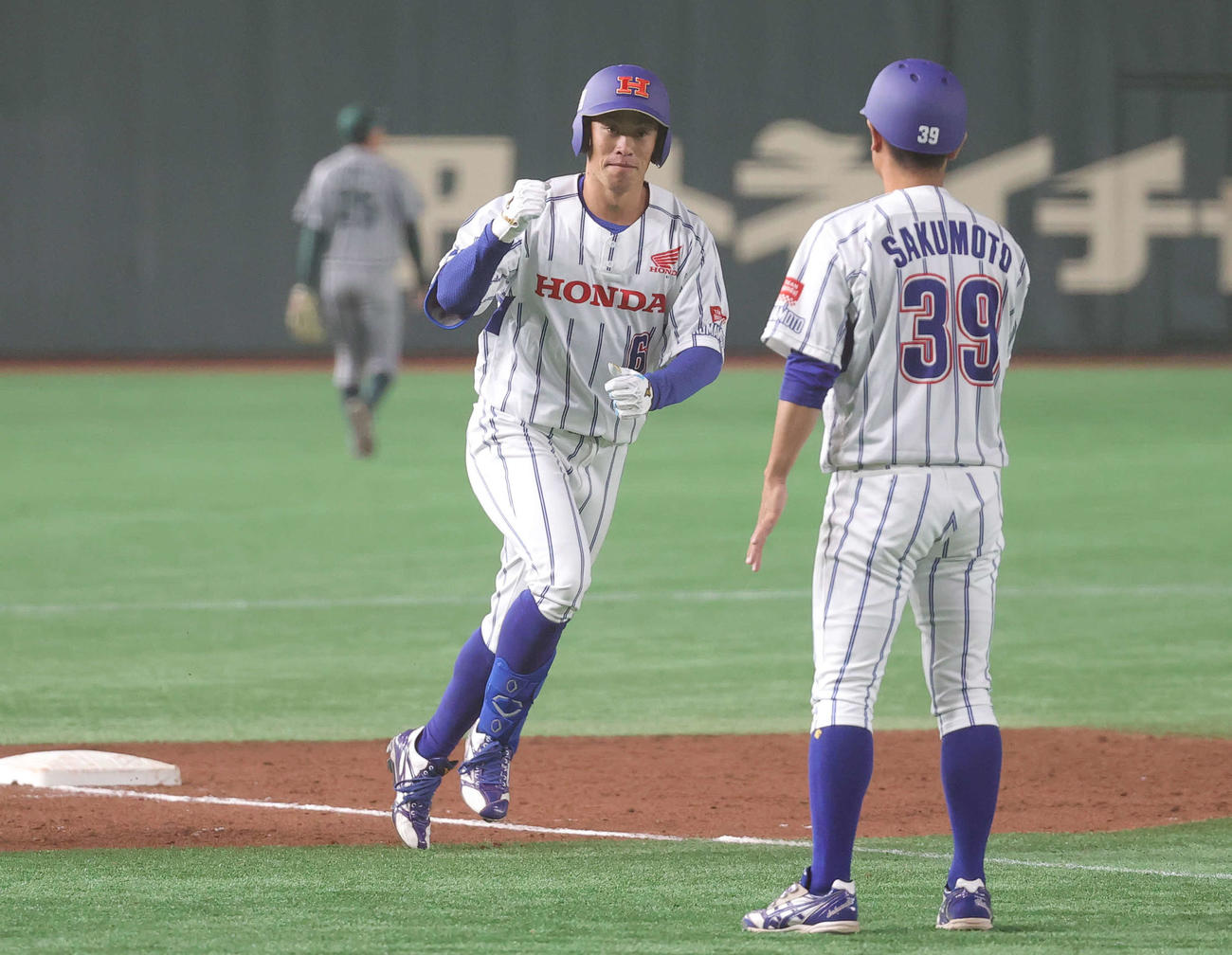 ホンダ熊本対JR東日本　4回表ホンダ熊本無死、右越え本塁打を放ちダイヤモンドをまわる稲垣翔太（左）（2021年11月29日撮影）