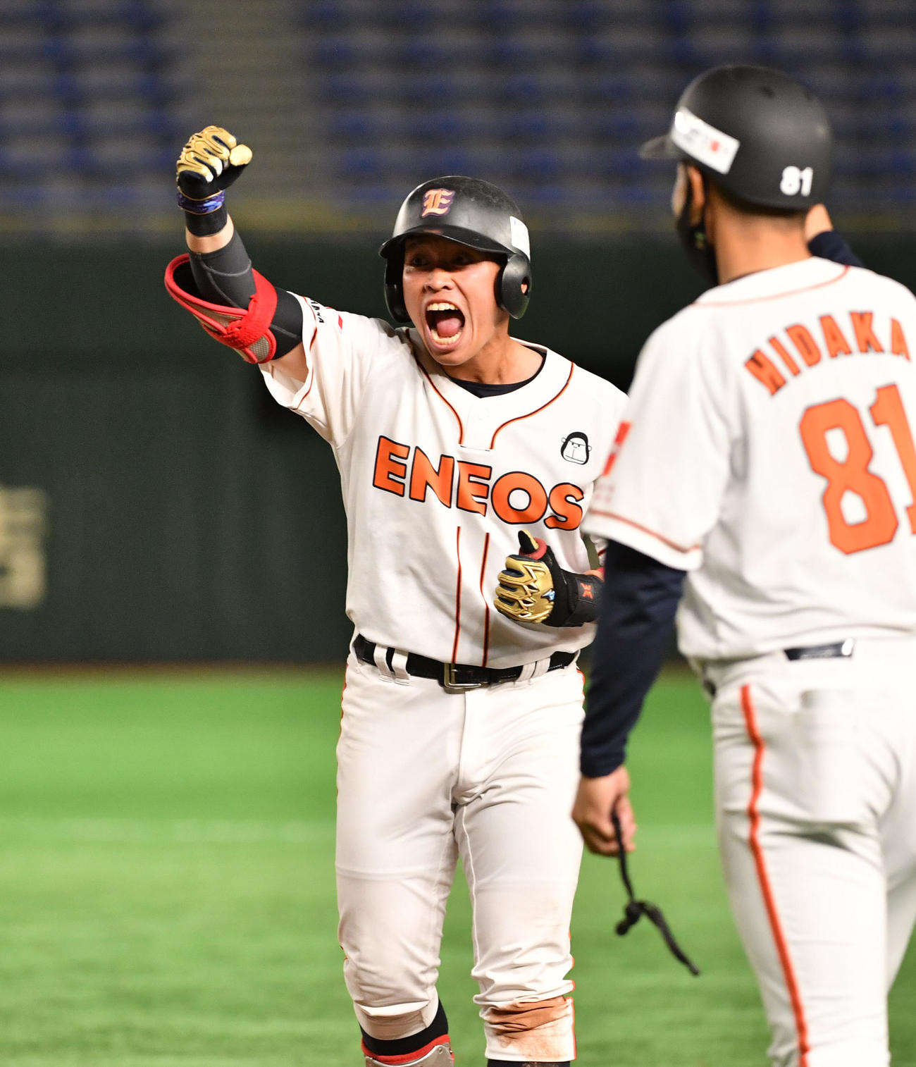 ENEOS対日本通運　7回表ENEOS2死満塁、川口は右前に適時打を放ちガッツポーズする（撮影・柴田隆二）
