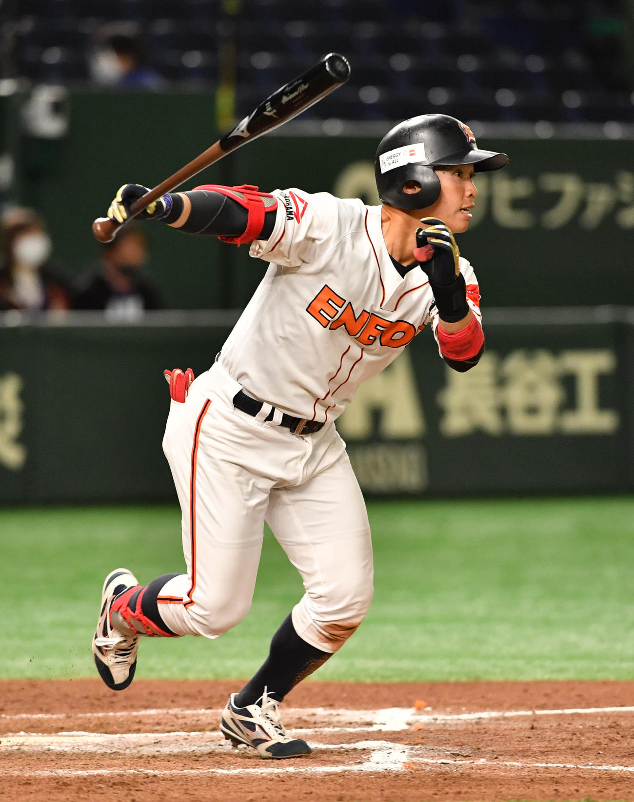 ENEOS対日本通運　7回表ENEOS2死満塁、川口は右前に適時打を放つ（撮影・柴田隆二）