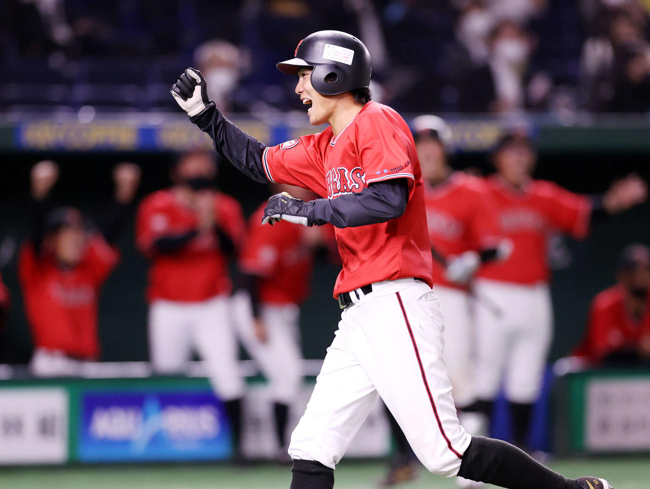 ホンダ熊本対東邦ガス　5回裏東邦ガス1死二塁、小林の右前適時打で木村が生還しガッツポーズで雄たけびを上げる（撮影・鈴木正人）