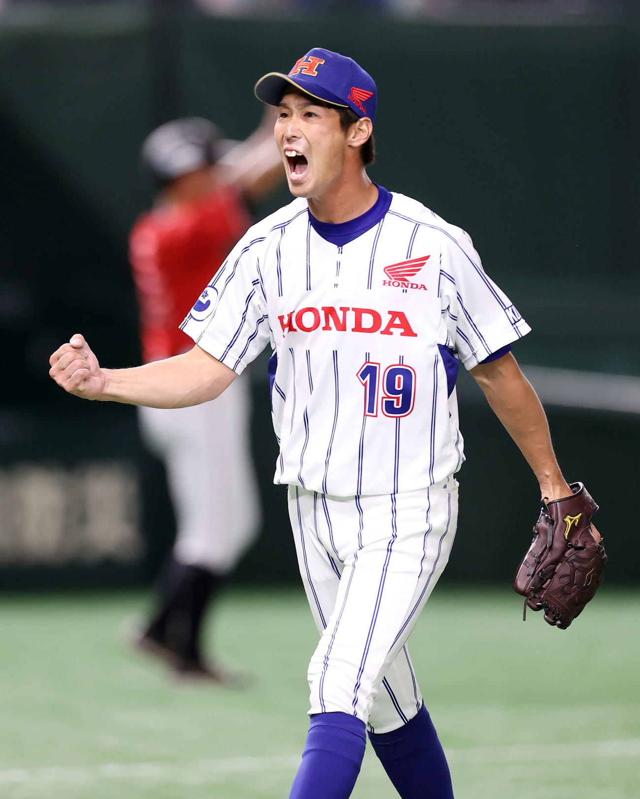 ホンダ熊本対東邦ガス　7回裏、東邦ガスの攻撃を抑えガッツポーズで雄たけびを上げるホンダ熊本・片山（撮影・鈴木正人）