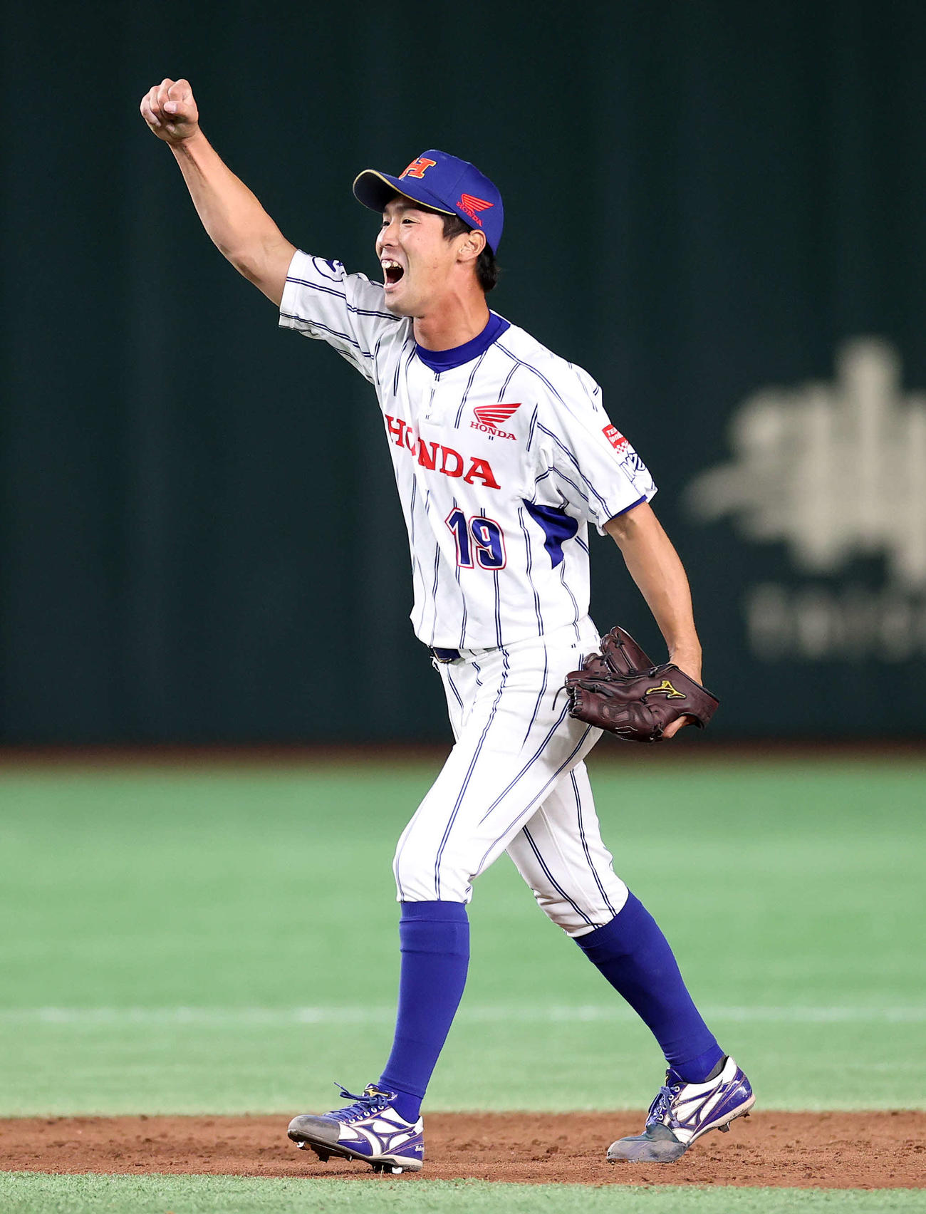 ホンダ熊本対東邦ガス　勝利しガッツポーズするホンダ熊本・片山（撮影・鈴木正人）