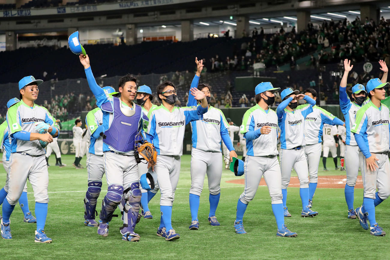 JR東日本東北対セガサミー　勝利し応援席に手を振るセガサミーの選手たち（撮影・鈴木正人）