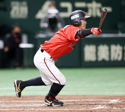 ホンダ熊本対東邦ガス　5回裏東邦ガス1死二塁、小林は右前適時打を放つ（撮影・鈴木正人）