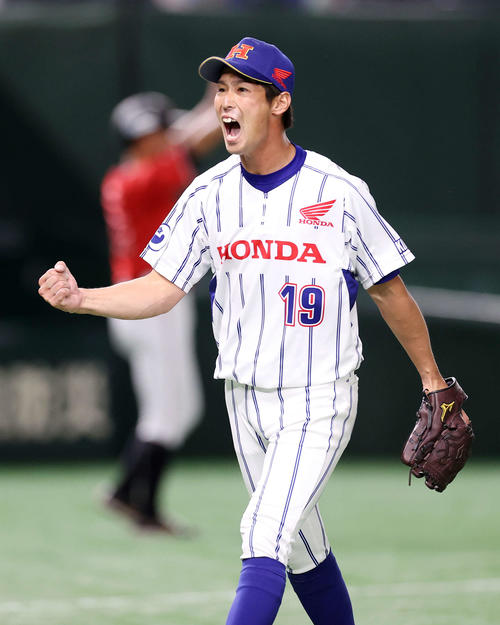 ホンダ熊本対東邦ガス　7回裏、東邦ガスの攻撃を抑えガッツポーズで雄たけびを上げるホンダ熊本・片山（撮影・鈴木正人）