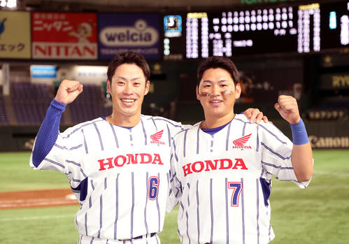 ホンダ熊本対東邦ガス　勝利し笑顔でガッツポーズするホンダ熊本・稲垣（左）と古寺（撮影・鈴木正人）