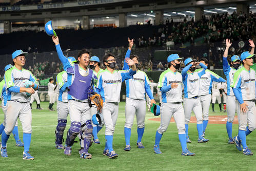 JR東日本東北対セガサミー　勝利し応援席に手を振るセガサミーの選手たち（撮影・鈴木正人）
