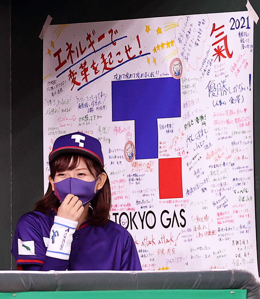 ENEOS対東京ガス　試合前、笑顔を見せる東京ガスのマスコット（撮影・鈴木正人）