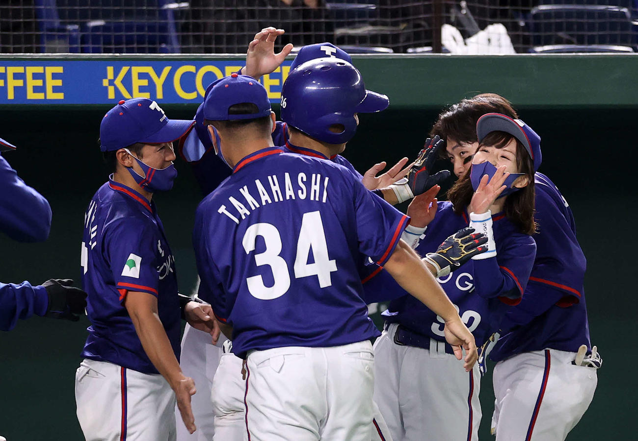 ENEOS対東京ガス　4回裏東京ガス無死一塁、小野田（中央）の左越え本塁打を喜び迎える選手たち（撮影・鈴木正人）