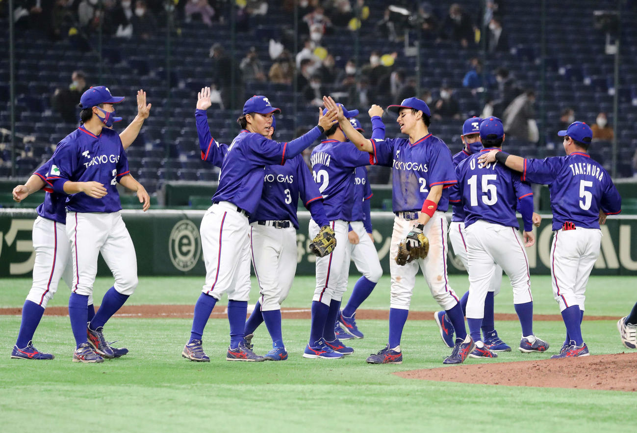 ENEOS対東京ガス　勝利し喜ぶ東京ガスの選手たち（撮影・鈴木正人）