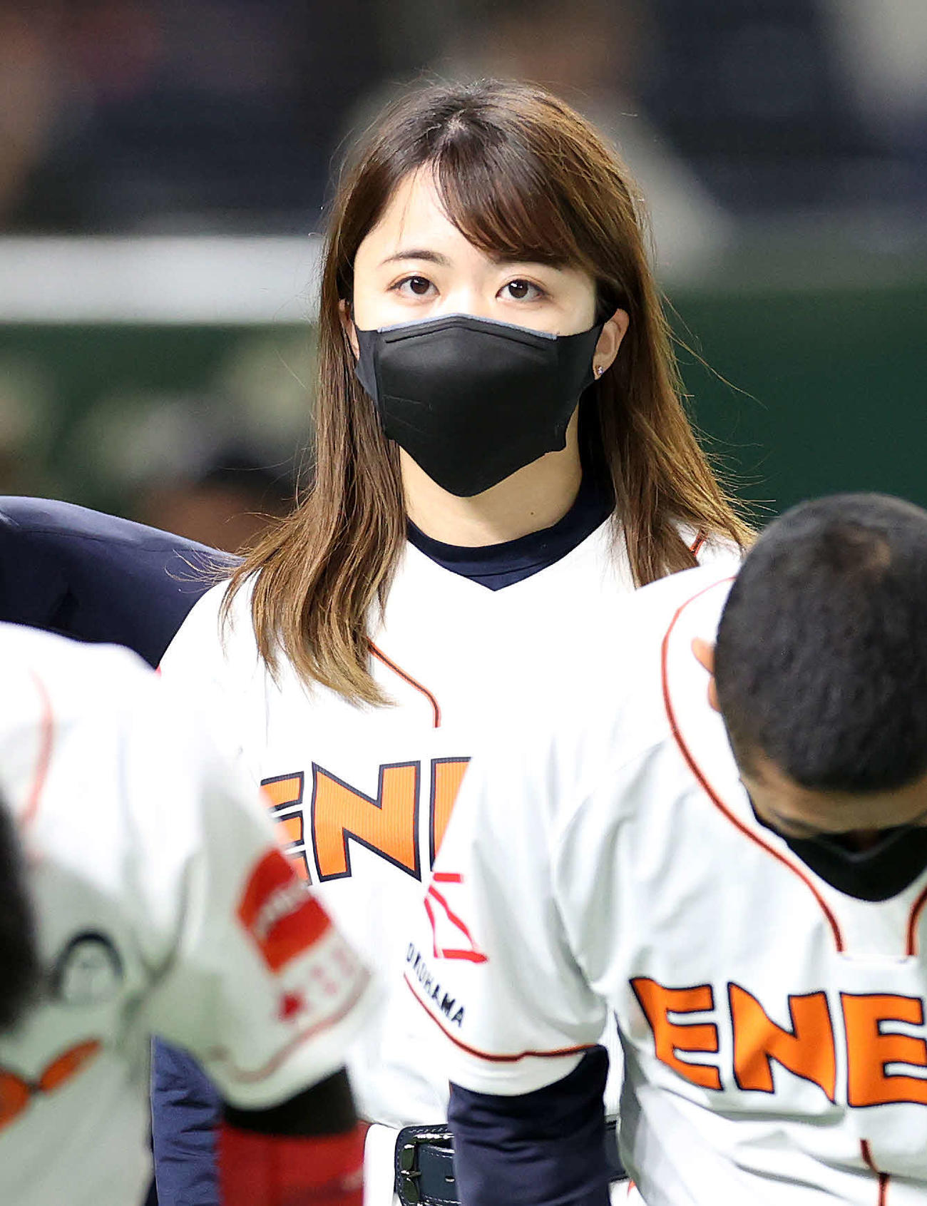 ENEOS対東京ガス　応援席にあいさつするENEOSのマスコット（撮影・鈴木正人）