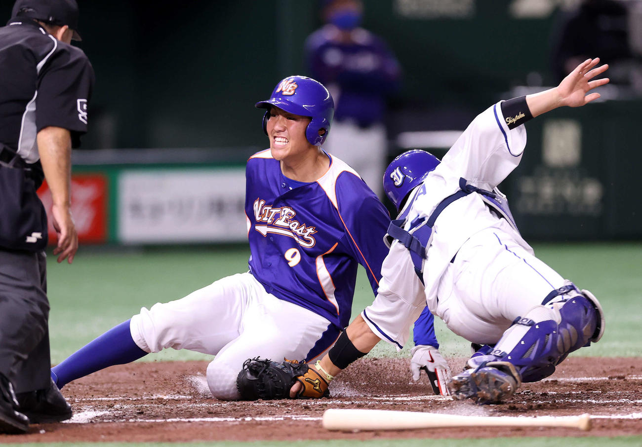 NTT東日本対JFE東日本　3回表NTT東日本2死一、二塁、喜納の右前適時打で二走の中村が生還。捕手は志賀（撮影・鈴木正人）