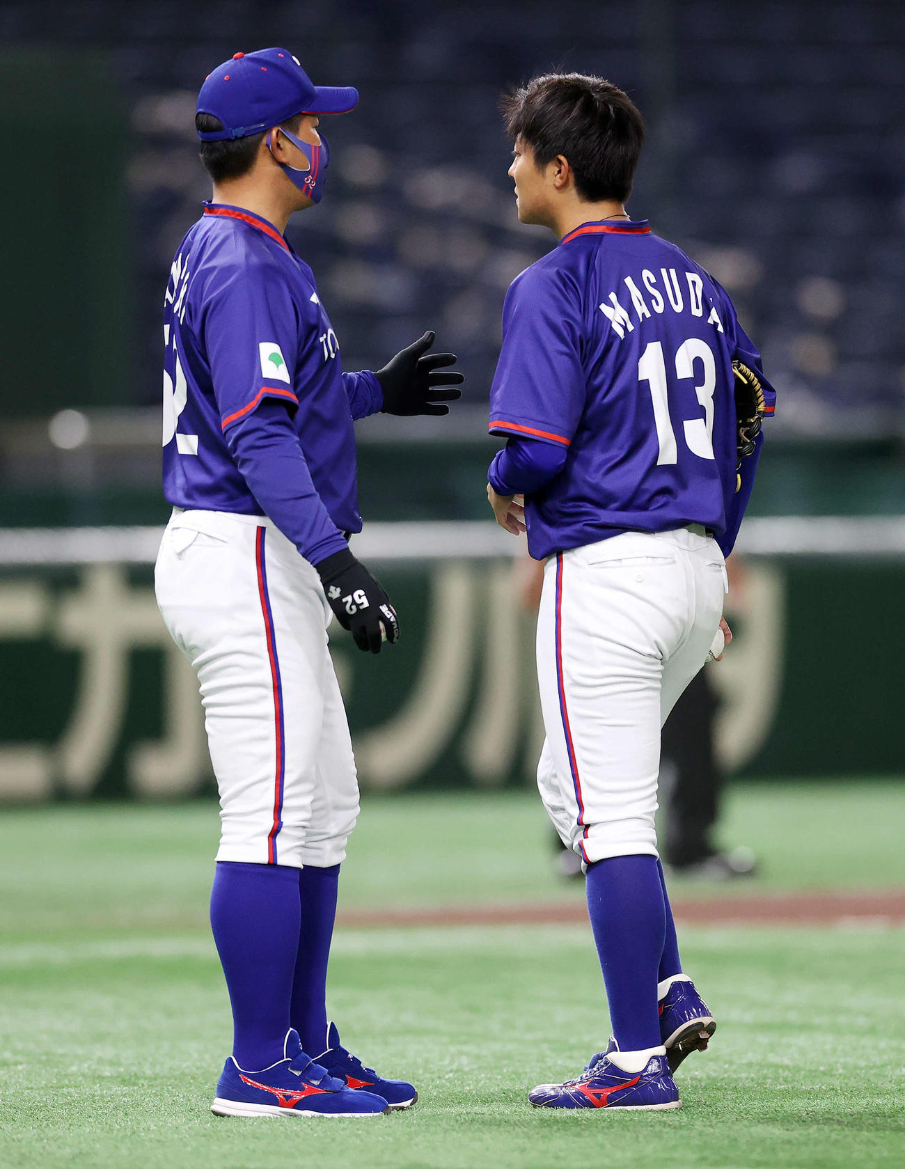 ENEOS対東京ガス　1回表、山口監督（左）に降板を告げられる東京ガス・益田（撮影・鈴木正人）