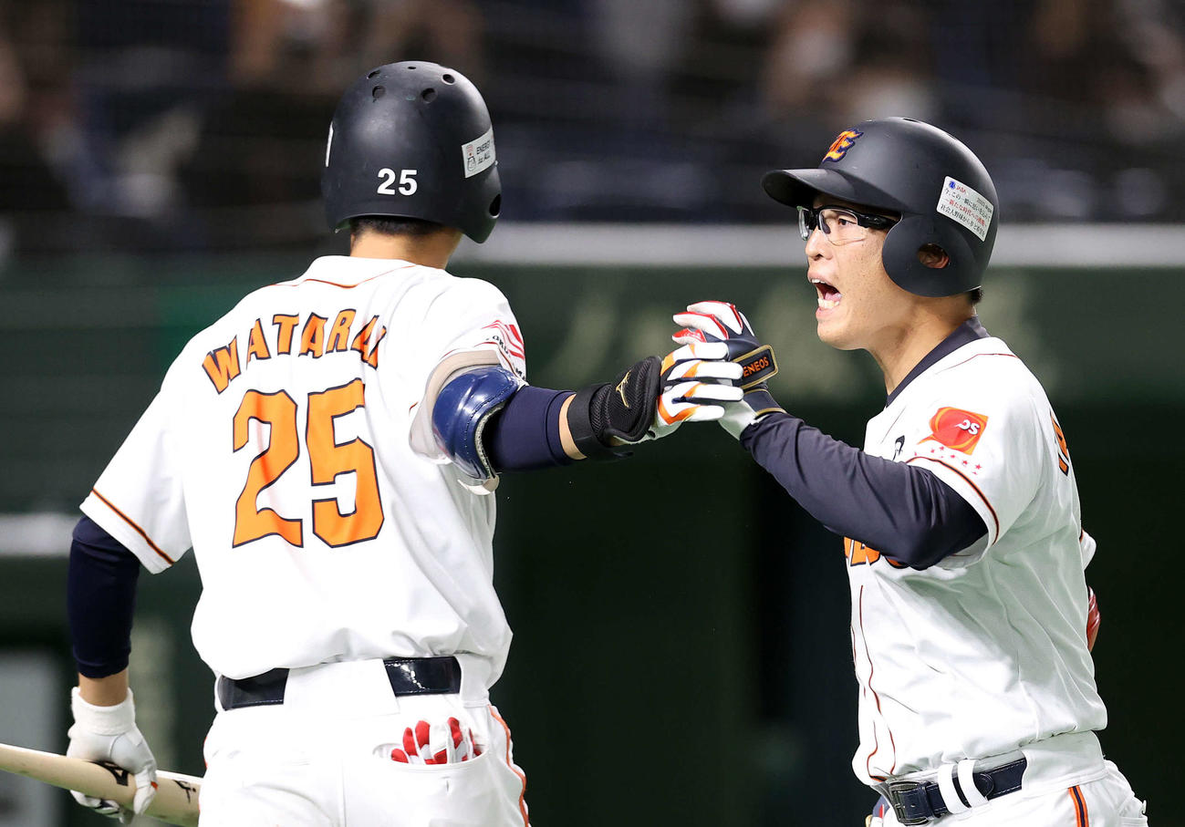 ENEOS対東京ガス　6回表ENEOS無死、山崎（右）は右越え本塁打を放ち度会とタッチ（撮影・鈴木正人）