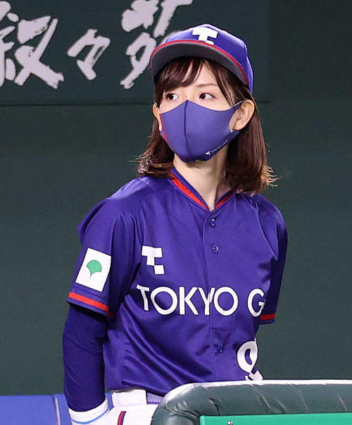 ENEOS対東京ガス　試合前、練習を見つめる東京ガスのマスコット（撮影・鈴木正人）