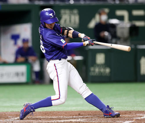 ENEOS対東京ガス　4回裏東京ガス無死一塁、小野田は左越え本塁打を放つ（撮影・鈴木正人）