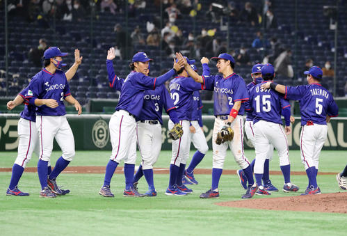ENEOS対東京ガス　勝利し喜ぶ東京ガスの選手たち（撮影・鈴木正人）