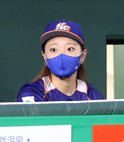 NTT東日本対JFE東日本　試合前、練習を見るNTT東日本のマスコット（撮影・鈴木正人）