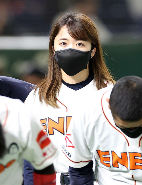ENEOS対東京ガス　応援席にあいさつするENEOSのマスコット（撮影・鈴木正人）