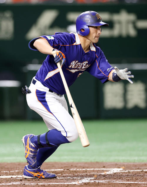 NTT東日本対JFE東日本　3回表NTT東日本2死一、二塁、喜納は右前適時打を放つ（撮影・鈴木正人）