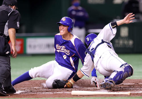 NTT東日本対JFE東日本　3回表NTT東日本2死一、二塁、喜納の右前適時打で二走の中村が生還。捕手は志賀（撮影・鈴木正人）