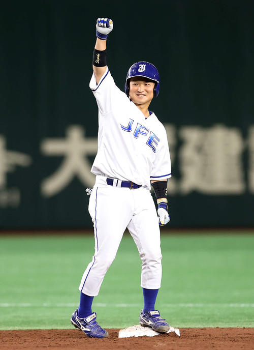 NTT東日本対JFE東日本　3回裏JFE東日本1死二塁、志賀は右越え適時二塁打を放ちガッツポーズ（撮影・鈴木正人）