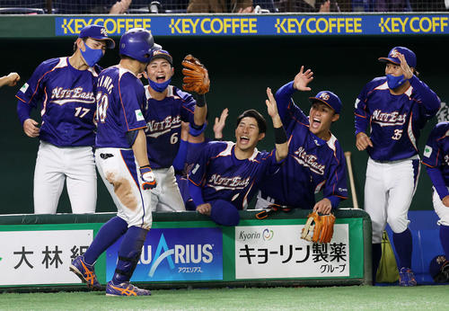 NTT東日本対JFE東日本　5回表NTT東日本2死、喜納（左から2人目）の右越え本塁打を喜び迎える選手たち（撮影・鈴木正人）