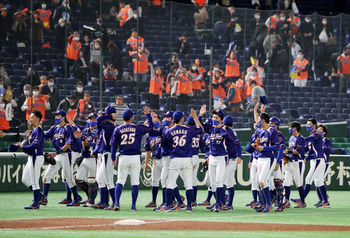 NTT東日本対JFE東日本　勝利し喜ぶNTT東日本の選手たち（撮影・鈴木正人）