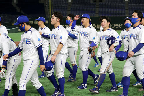 NTT東日本対JFE東日本　敗戦し引き揚げるJFE東日本の選手たち（撮影・鈴木正人）