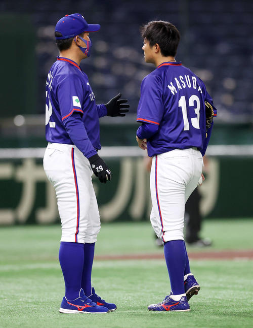 ENEOS対東京ガス　1回表、山口監督（左）に降板を告げられる東京ガス・益田（撮影・鈴木正人）