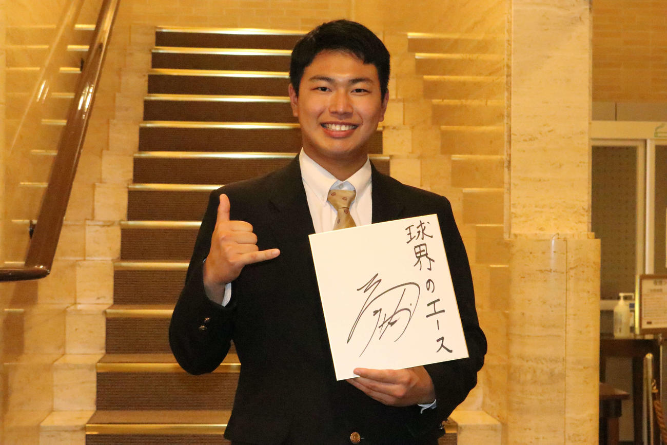 仮契約を終え笑顔でビッグボスポーズをする大阪桐蔭・松浦（21年11月16日撮影）